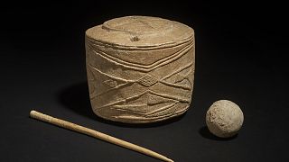 İngiltere'de bulunan davul ve diğer eserlerin Stonehenge'in inşa edildiği dönemin inançlarını deşifre etmeye yardımcı olacağı belirtiliyor