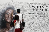Fãs de Whitney Houston assinam muro de tributo nas Filipinas (2012 - imagem de arquivo)