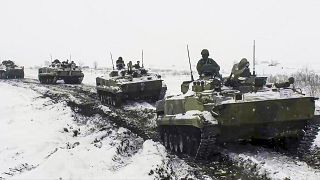 مدرعات عسكرية روسية تتحرك خلال مناورة عسكرية في ساحة تدريب بمنطقة روستوف الروسية. 26 يناير 2022