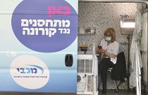 ممرضة إسرائيلية تعمل في مجمع لقاح مكابي لخدمات الرعاية الصحية لـ COVID-19