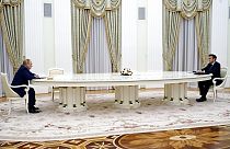 Macron ve Putin'in uzun bir masa etrafındaki görüşmesi dikkat çekmişti