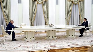 Putin e Macron intorno al lungo tavolo ovale al Cremlino, Mosca