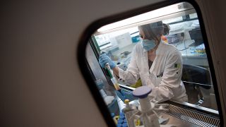 Una bióloga del laboratorio farmacéutico OSE Immunotherapeutics trabaja en un programa para desarrollar una vacuna