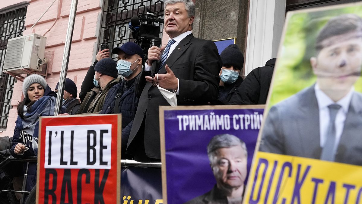Петр Порошенко обращается к сторонникам у здания суда 17 января 
