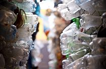 Una rappresentazione della plastica che soffoca gli oceani, a margine della COP10 a Lima del 2014