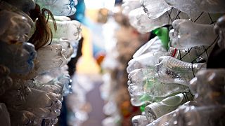 Una rappresentazione della plastica che soffoca gli oceani, a margine della COP10 a Lima del 2014