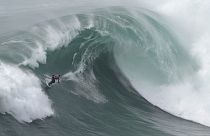 Les surfeurs s'attaquent aux grosses vagues du Tow Surfing Challenge au Portugal