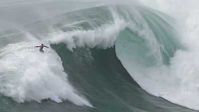 Der Franzose  Eric Rebiere reitet vor der portugiesischen Küste auf einer Riesenwelle