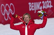 Lara Gut-Behrami exulte sur le podium olympique