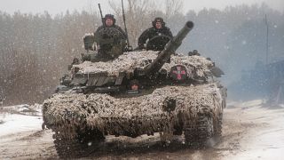 دبابة بالقرب من خاركيف الأوكرانية