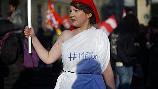 Une manifestante porte un bonnet phrygien lors d'une manifestation pour la Journée internationale pour l'élimination de la violence à l'égard des femmes, à Paris, en 2017