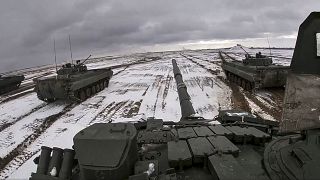 دبابات روسية خلال مناورات عسكرية عند حدود أوكرانيا