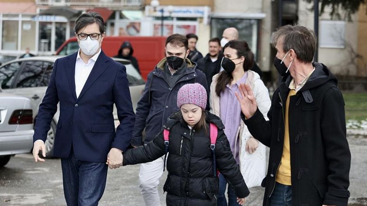 Makedon Cumhurbaşkanı Pendarovski down sendromlu çocuğu okula götürdü
