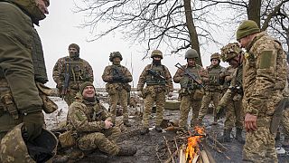 Tatbikat arasında ısınmaya çalışan Ukrayna askerleri