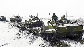 Ρωσικά άρματα πραγματοποιούν ασκήσεις κοντά στα σύνορα με την Ουκρανία