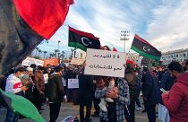 ليبيون يتظاهرون في العاصمة طرابلس رفضاً للتمديد ومطالبة بالانتخابات 