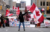 Un manifestante agita una bandera en una protesta contra las medidas del COVID-19 que se ha convertido en una protesta más amplia contra el Gobierno, Ontario, el 11 febrero.