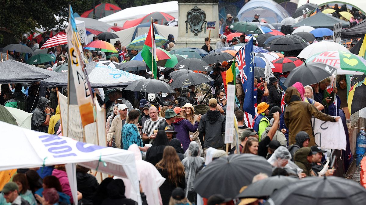 المتظاهرون ضد لقاح كوفيد يحتشدون في ساحة البرلمان في ويلينغتون- نيوزيلندا. 