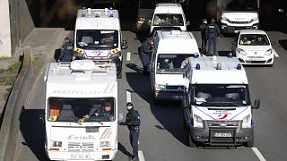 الشرطة تراقب المركبات عند المدخل الغربي لباريس خلال وصول قوافل المحتجين من "قافلة الحرية" إلى العاصمة الفرنسية.