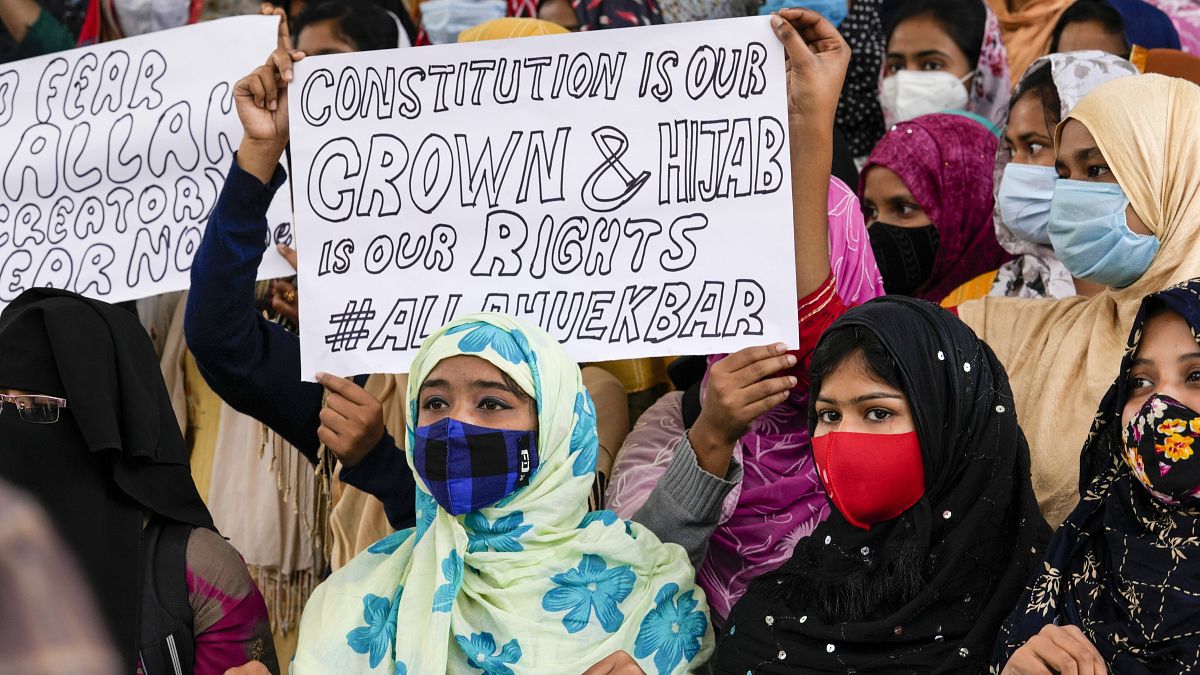 طالبات يتظاهرن في مسيرة للاحتجاج على منع الفتيات المسلمات المحجبات من حضور الدروس في بعض المدارس في ولاية كارناتاكا جنوب الهند.