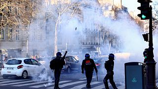 الشرطة الفرنسي تطلق الغاز المسيل للدموع على المتظاهرين المشاركين في قافلة الحرية في شارع الشانزليزيه في باريس في 12 فبراير 2022 ز