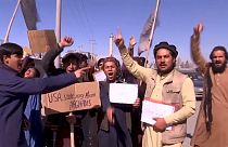 Varios ciudadanos de Kabul protestan por la decisión de Joe Biden.