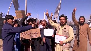 Varios ciudadanos de Kabul protestan por la decisión de Joe Biden.