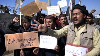 Участники акции протеста призывают вернуть деньги Афганистану