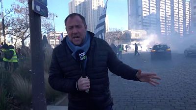 بدون تعليق: مراسل صحفي يكافح الغاز المسيل للدموع في باريس لتغطية مظاهرة ضد القيود الصحية