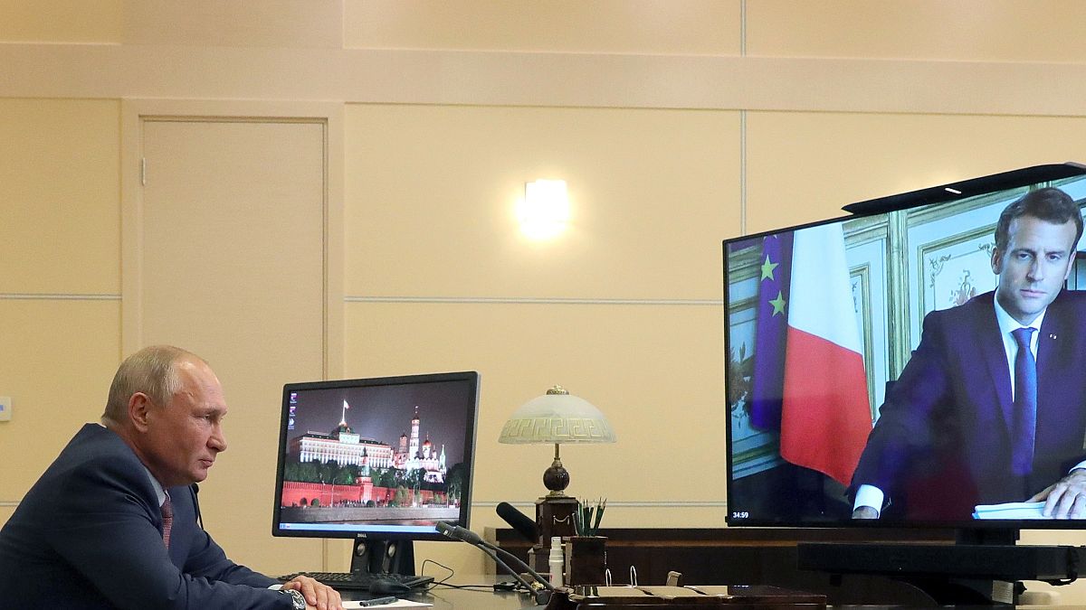 صورة أرشيفية لفلاديمير بوتين وإيمانويل ماكرون في اتصال عير الانترنت