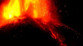 بدون تعليق: ثوران بركان إتنا الإيطالي يتسبب في ظاهرة البرق البركاني النادرة
