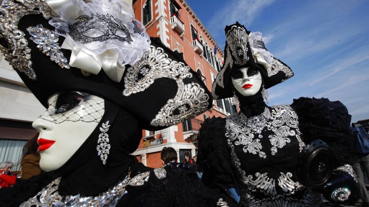 Des festivaliers portant des costumes et des masques de carnaval sur la place Saint-Marc à Venise, en Italie, dimanche 16 février 2020.
