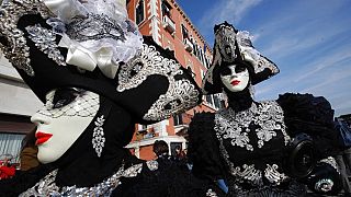 Des festivaliers portant des costumes et des masques de carnaval sur la place Saint-Marc à Venise, en Italie, dimanche 16 février 2020.