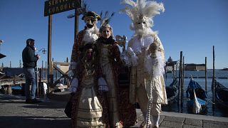 Венеция меняет медицинские маски на карнавальные