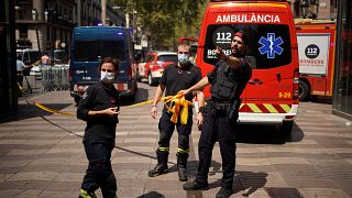 الشرطة ورجال الإطفاء يطوقون المنطقة القريبة من فندق في برشلونة، إسبانيا. 2021/08/16