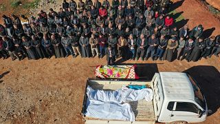 أشخاص يصلون في جنازة جثث ضحايا قصف لقوات النظام السوري على قرية معرة النعسان بمحافظة إدلب السورية. 2022/02/12