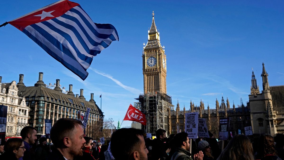 متظاهرون يقفون في ساحة البرلمان في لندن في احتجاج مندد بأزمة تكلفة المعيشة في بريطانيا. 12 فبراير 2022.