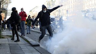 В Париже манифестантов разгоняли слезоточивым газом