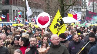 Επεισοδιακές διαδηλώσεις στην Ευρώπη για τα μέτρα κατά της διασποράς της πανδημίας