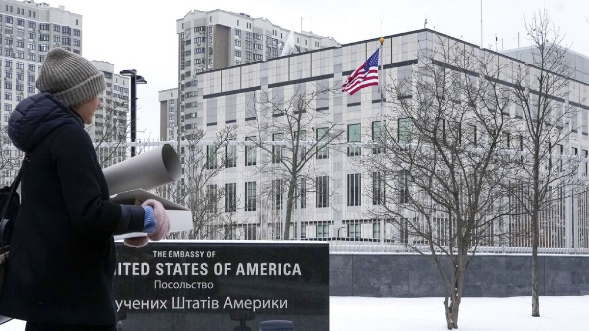 Ameaça russa à Ucrânia leva embaixadas a reduzir serviços ao essencial em Kiev