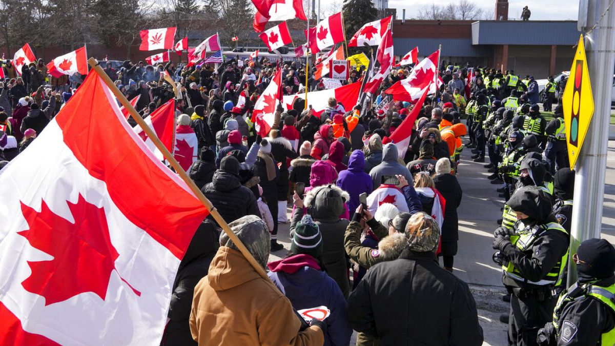 Des manifestants au pont frontalier Ambassador, à Windsor, en Ontario (Canada), samedi 12 février 2022. 