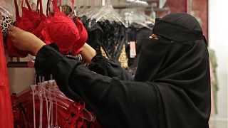 متجر للملابس الداخلية مزين بألوان عيد الحب في بانوراما مول بالعاصمة السعودية الرياض في 9 فبراير 2022.