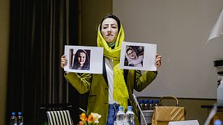 Eltűnt nőjogi aktivisták fotóit mutatja fel egy afgán civil egy norvégiai fórumon