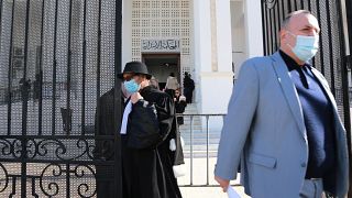 Tunisian judges hold emergency meeting to pressure government 