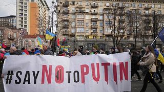 "Mondj nemet Putyinra!" feliratú transzparenssel tüntetnek polgárok Kijevben