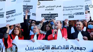 قضاة تونسيون يتظاهرون ضد حل المجلس الأعلى للقضاء من قبل الرئيس التونسي، خلال احتجاج في تونس العاصمة في 10 فبراير 2022.