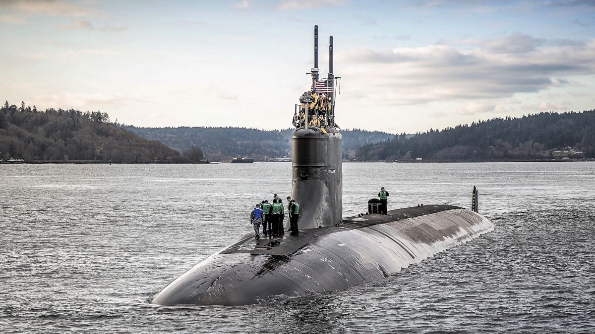 Archív fotó: az amerikai USS Connecticut tengeralattjáró elhagyja Washingtont