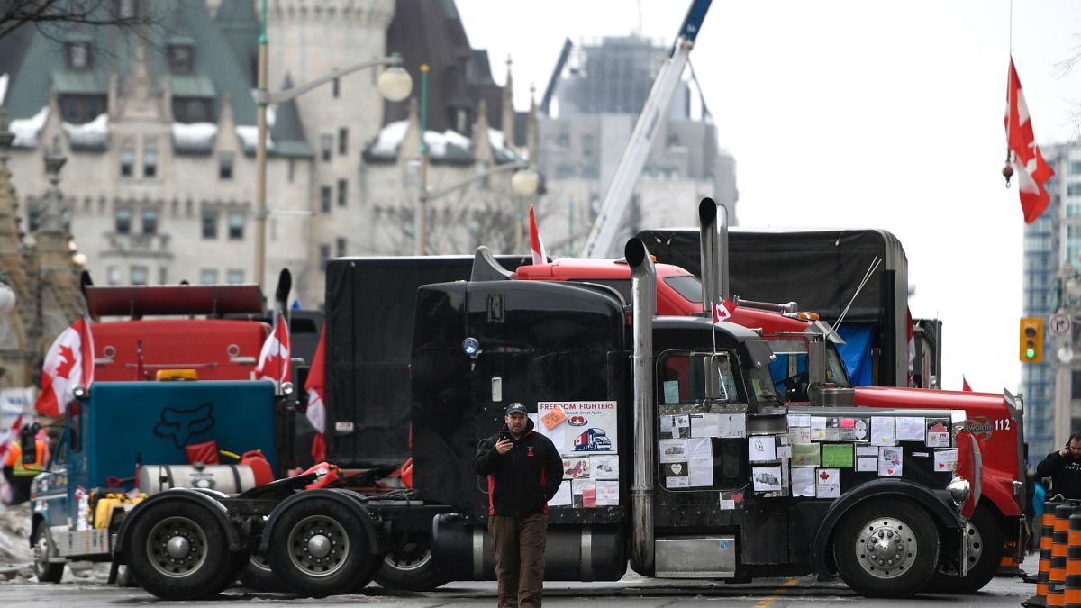 Itt nem hajt át senki: kamionok torlaszolják el Ottawa belvárosát 2022. február 10-én