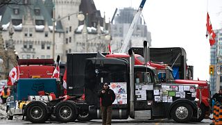 Itt nem hajt át senki: kamionok torlaszolják el Ottawa belvárosát 2022. február 10-én
