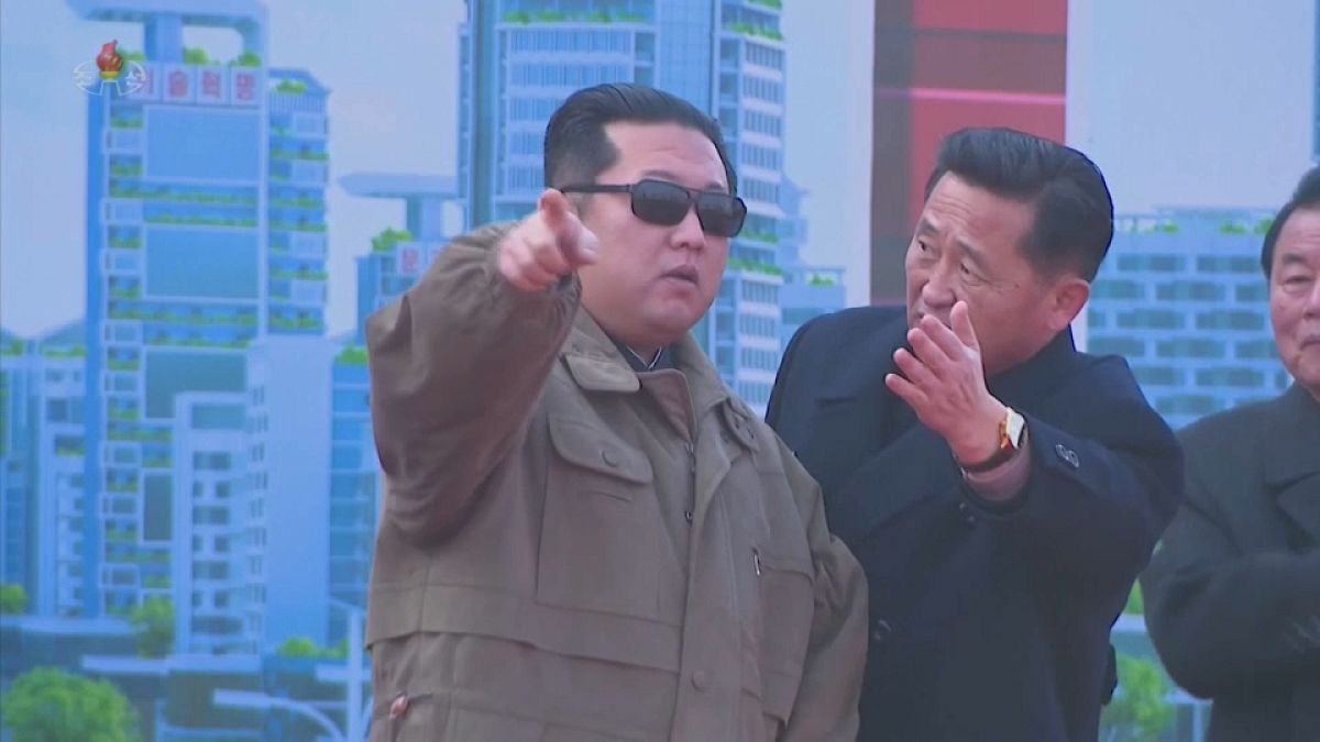 الزعيم الكوري الشمالي كيم جونغ أون يحضر حفل وضع حجر الأساس لمشروع بناء عملاق جديد في بيونغ يانغ.